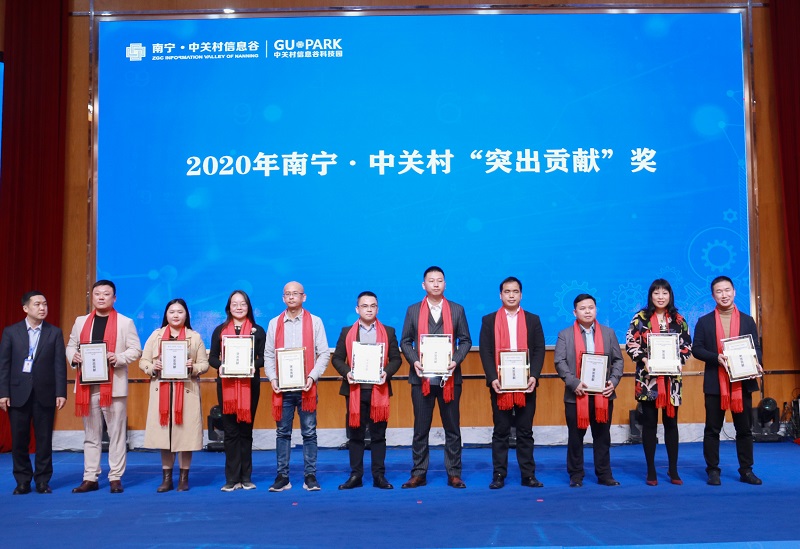 1欧亿-中国一站式体育服务平台副总经理陈涛（右三）代表公司出席会议并领取奖项.jpg